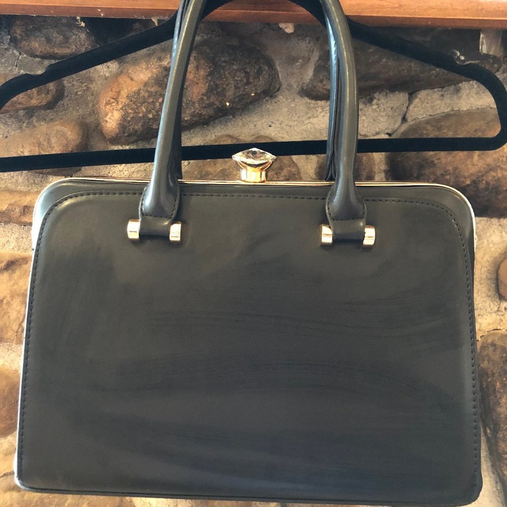 💜 Black purse with Diamond on top!